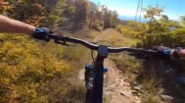 Bir grup arkadaş kayalık bir yolda dağ bisikleti sürerken birinci şahıs bakış açısıyla POV 360 derece sabit göğüs videosu izleyerek kayalık bir yolda hız yapıyorlar..