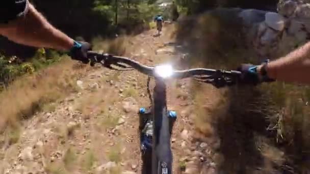 Group Friends Speed Riding Mountain Bike Downhill Ride Rocky Path — Stock Video