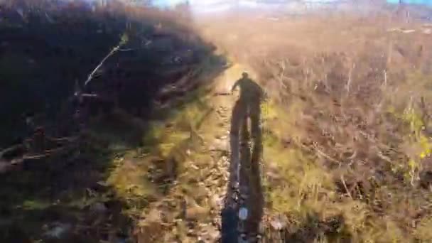 Ομάδα Φίλων Extreme Ταχύτητα Ιππασία Ποδήλατο Βουνού Κατηφόρα Βόλτα Ένα — Αρχείο Βίντεο