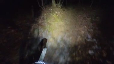 Bir grup arkadaş kış gecesi kaygan bir patikada yokuş aşağı dağ bisikleti sürerken birinci şahıs bakış açısıyla POV göğüs sabit video montajı taze karla birlikte..