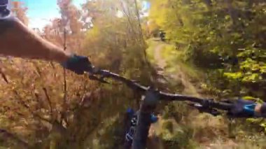 Bir grup arkadaş kayalık bir yolda dağ bisikleti sürerken birinci şahıs bakış açısıyla POV 360 derece sabit göğüs videosu izleyerek kayalık bir yolda hız yapıyorlar..