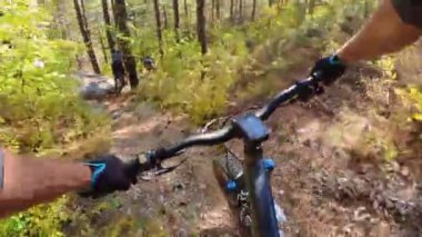 Bir grup arkadaş kayalık bir yolda dağ bisikleti sürerken birinci şahıs bakış açısıyla POV 360 derece sabit göğüs videosu izleyerek kayalık bir yolda hız yapıyorlar..