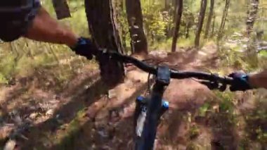 Bir grup arkadaş kayalık bir yolda dağ bisikleti sürerken birinci şahıs bakış açısıyla POV 360 derece sabit göğüs videosu izleyerek kayalık bir yolda hız yapıyorlar..