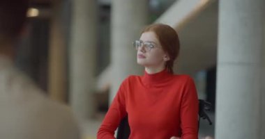 Çeşitli girişimci grupları modern bir ofis içinde dinamik bir iş toplantısı düzenler, iş geliştirme konusunda işbirlikçi ruhlarını ve yenilikçi yaklaşımlarını sergilerler.. 