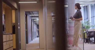 Yeni başlayan bir ofisin modern cam duvarları arasında, Afrika kökenli Amerikalı bir adam da dahil olmak üzere çeşitli meslektaşlar, kahve yakıtlı bir tartışmaya girişerek, işbirliği ve yenilikleri örnek gösterirler.