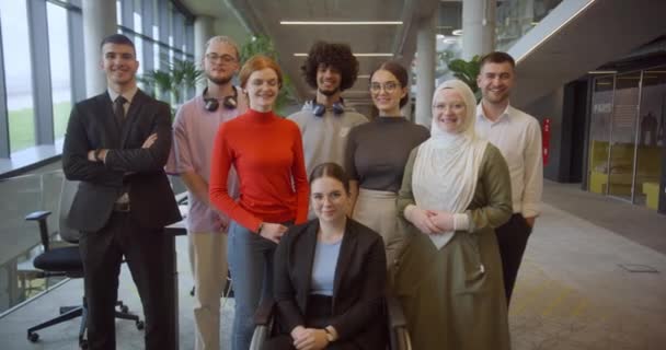 Mangfoldig Gruppe Unge Erhvervsfolk Står Trygt Kigger Ind Kameraet Moderne – Stock-video