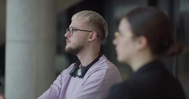 Çeşitli Girişimci Grupları Modern Bir Ofis Içinde Dinamik Bir Toplantısı — Stok video