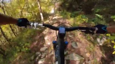 Bir grup arkadaş kayalık bir yolda dağ bisikleti sürerken birinci şahıs bakış açısıyla POV 360 derece sabit göğüs videosu izleyerek kayalık bir yolda hız yapıyorlar..