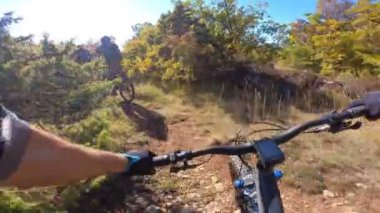 Bir grup arkadaş kayalık bir yolda dağ bisikleti sürerken birinci şahıs bakış açısıyla POV 360 derece sabit göğüs videosu izleyerek kayalık bir yolda hız yapıyorlar..