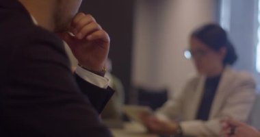 Çeşitli girişimci grupları modern bir ofis içinde dinamik bir iş toplantısı düzenler, iş geliştirme konusunda işbirlikçi ruhlarını ve yenilikçi yaklaşımlarını sergilerler.. 