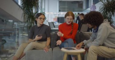 Çeşitli meslektaş grupları iş tecrübelerini paylaşıyor, işbirliği içinde problem çözüyor ve rahat, modern bir ofis içinde birlikte çalışarak takım çalışmasının değerini gösteriyor.