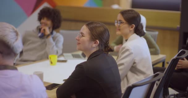 Různorodý Tým Odborníků Podnikání Moderní Sklářské Kanceláři Pozorně Naslouchající Prezentaci — Stock video