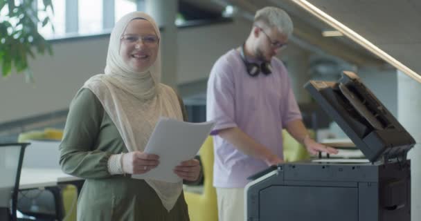 Een Modern Startup Kantoor Werkt Een Ondernemende Moslimvrouw Met Een — Stockvideo