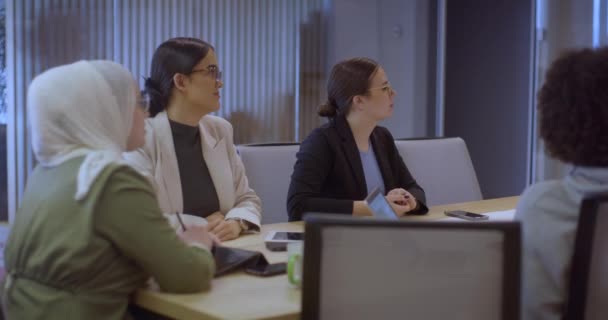 Team Eterogeneo Esperti Aziendali Moderno Ufficio Vetro Attento All Ascolto — Video Stock