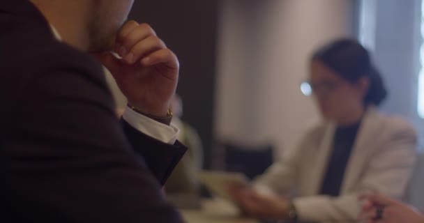 Mångsidig Grupp Entreprenörer Deltar Ett Dynamiskt Affärsmöte Ett Modernt Kontor — Stockvideo