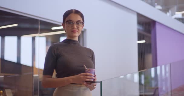 在现代的公司环境中 一位专业的女商人理应享受一个喝咖啡的休息时间 这体现了公司工作与放松之间的平衡 — 图库视频影像