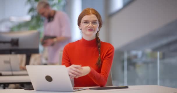 Moderní Startup Kanceláři Profesionální Podnikatelka Oranžovými Vlasy Sedí Svého Notebooku — Stock video