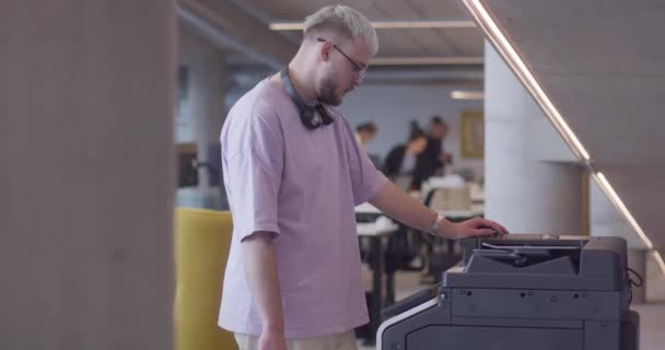 Een Moderne Blonde Man Beheert Efficiënt Een High Tech Papierprinter — Stockvideo