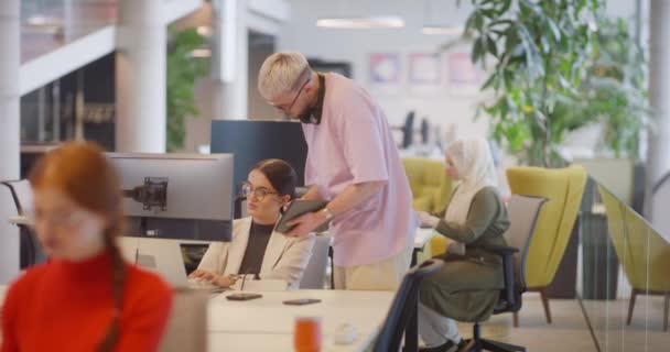 Çeşitli Meslekdaşlar Modern Ofislerde Işbirliği Yaparak Çeşitli Sorunlarını Ele Almak — Stok video