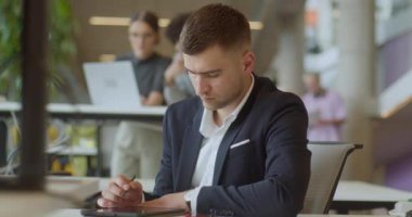 İşletme ofisindeki uygun bir yönetici, iş dünyasındaki stratejik düşünce ve karar verme mekanizmasını örnek alarak, yeni iş girişimlerini tasarlamak için bir kalem kullanır.. 