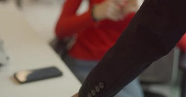 Aa modern, sarışın iş kadını yönetmeniyle konuşuyor, yaklaşan iş sorunlarını tartışıyor ve profesyonel iletişimin ve stratejik planlamanın özünü gözler önüne seriyor.