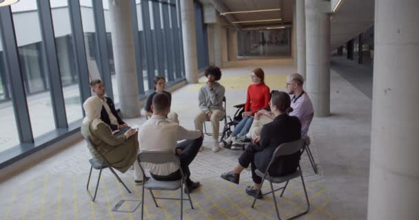 Grupo Diverso Jóvenes Empresarios Reunieron Círculo Para Una Reunión Discutiendo — Vídeo de stock