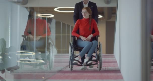 Директор Компании Помогает Своей Коллеге Бизнесу Инвалидной Коляске Помогая Ориентироваться — стоковое видео