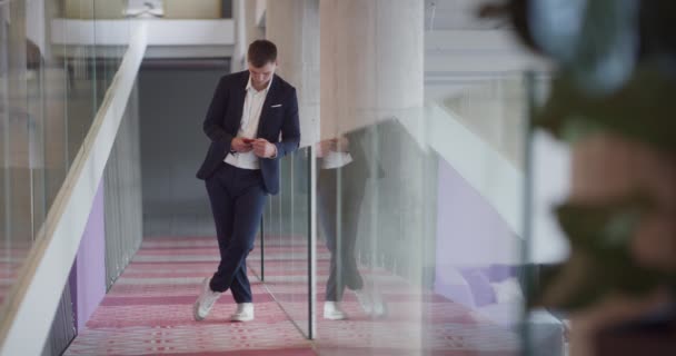 Sleek Corporate Setting Young Charismatic Director Strides Confidently Hallway Symbolizing — Stock Video