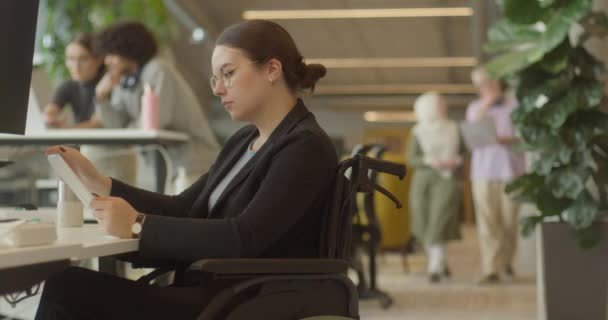Una Mujer Negocios Silla Ruedas Vista Trabajando Una Computadora Portátil — Vídeo de stock