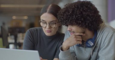 Afrika kökenli Amerikalı işadamı ve meslektaşı, modern bir iş yerinde takım çalışması, çeşitlilik ve profesyonel işbirliği ruhunu örnek alarak bir ofiste uyum içinde çalışıyorlar.. 