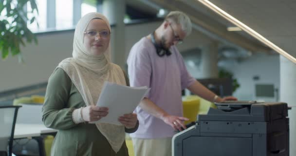 Moderne Start Kontor Business Minded Muslimsk Kvinde Iført Hijab Samarbejder – Stock-video