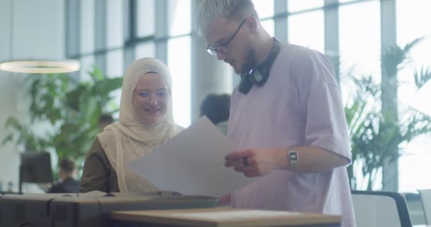 Современном Офисе Стартапа Мусульманская Женщина Хиджабе Ориентированная Бизнес Сотрудничает Своим — стоковое видео