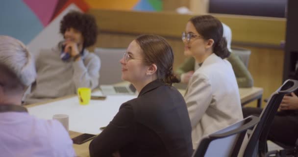 在一个现代化的玻璃办公室里 一个多样化的商业专家小组 专心听取同事们的介绍 促进合作和创新 — 图库视频影像