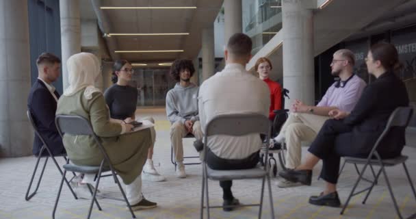 Разнообразная Группа Молодых Предпринимателей Собралась Круг Встречи Обсуждались Корпоративные Вызовы — стоковое видео