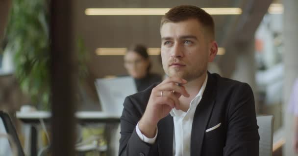 Een Geschikte Directeur Een Business Office Gebruikt Een Pen Nieuwe — Stockvideo