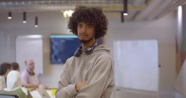Homem Afro Americano Vestindo Fones Ouvido Faz Uma Pose Para — Vídeo de Stock
