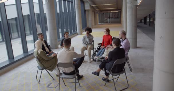 Разнообразная Группа Молодых Предпринимателей Собралась Круг Встречи Обсуждались Корпоративные Вызовы — стоковое видео