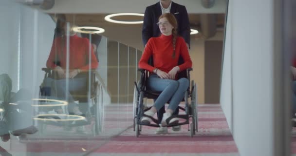 Директор Компании Помогает Своей Коллеге Бизнесу Инвалидной Коляске Помогая Ориентироваться — стоковое видео