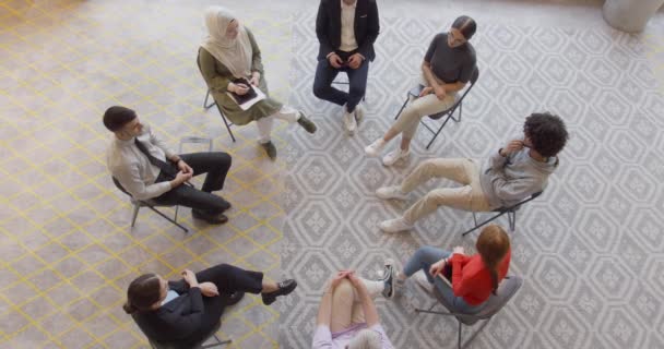 Špičkový Pohled Různorodou Skupinu Mladých Podnikatelů Kteří Shromáždili Kruhu Setkání — Stock video