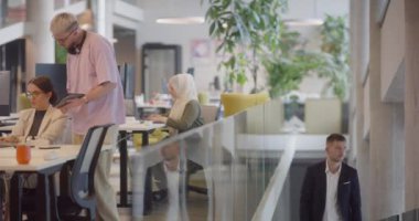 Bir yönetmen büyük ve modern bir ofise gelir, orada meslektaşlarına katılır, şirket liderliğini ve takım çalışmasını dinamik bir iş yerinde örnek olarak gösterir.. 