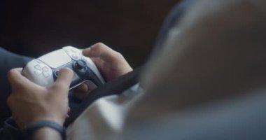 Bir işletme müdürü, modern bir ofiste işe ara verir ve oyun oynamaya başlar. Bir kumandayla TV 'de oyun oynar. Boş vakitleri ve rahatlığı bir tutam ofis ile birleştirir.