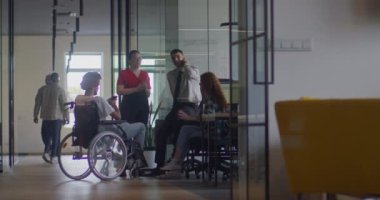 Çeşitli iş arkadaşları, modern bir girişim ofisindeki iş arkadaşları tarafından çevrelenmiş, takım çalışması, yenilik ve sorun üzerine tartışmalara giriyorlar.