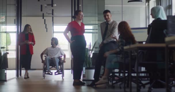 다양한 비즈니스 그룹은 스타트업 사무실에서 동료들로 둘러싸여 팀워크 문제를 보여주는 — 비디오