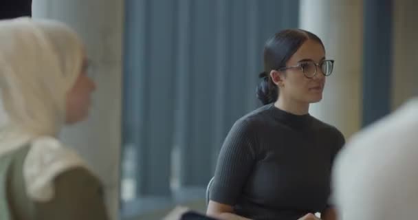 Bir Grup Genç Girişimci Büyük Bir Şirketin Modern Sınırları Içinde — Stok video