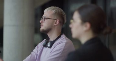 Bir grup genç girişimci, büyük bir şirketin modern sınırları içinde kurumsal zorlukları ve yenilikçi çözümleri tartışmak üzere toplandı..