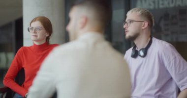 Çeşitli girişimci grupları modern bir ofis içinde dinamik bir iş toplantısı düzenler, iş geliştirme konusunda işbirlikçi ruhlarını ve yenilikçi yaklaşımlarını sergilerler..