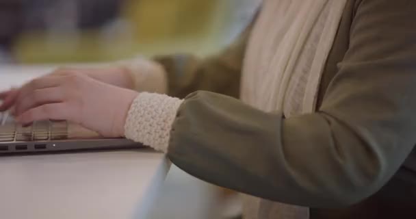 Gros Plan Vidéo Femme Affaires Doigt Travaillant Sur Ordinateur Portable — Video