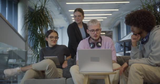 各方面的同事交流了业务经验 合作解决问题 并在轻松 现代的办公室内部一起工作 展示了团队合作的价值 — 图库视频影像