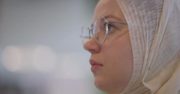 Egy Hidzsábos Üzletasszony Számítógépen Dolgozik Egy Modern Irodában Kiemelve Inkluzivitást — Stock videók