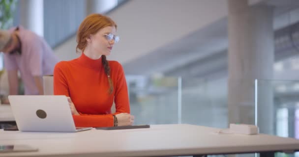 Egy Modern Startup Irodában Egy Professzionális Üzletasszony Narancssárga Hajjal Laptopja — Stock videók